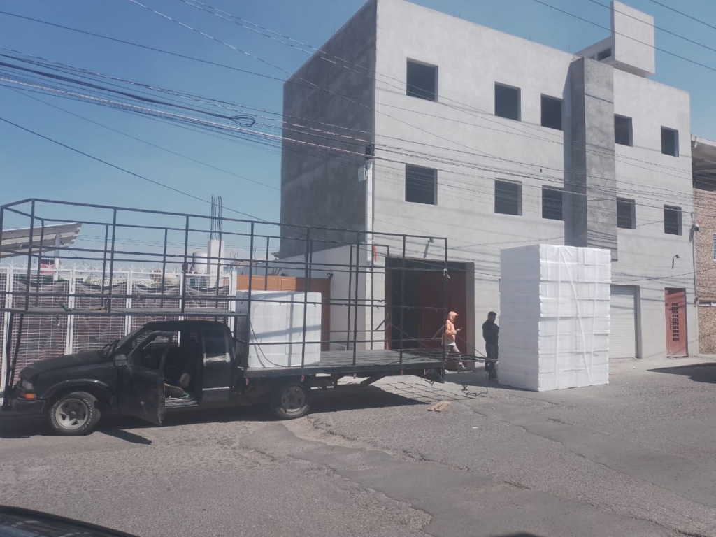 Productos de unicel EPS preparados para entrega local o envío