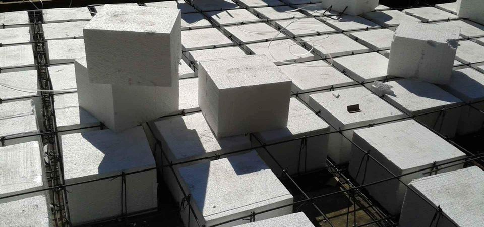 Casetón de unicel colocado en losa aligerada antes del colado