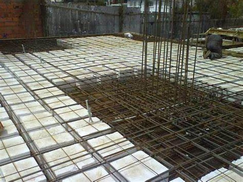 Corte de casetón de poliestireno para ajuste en obra