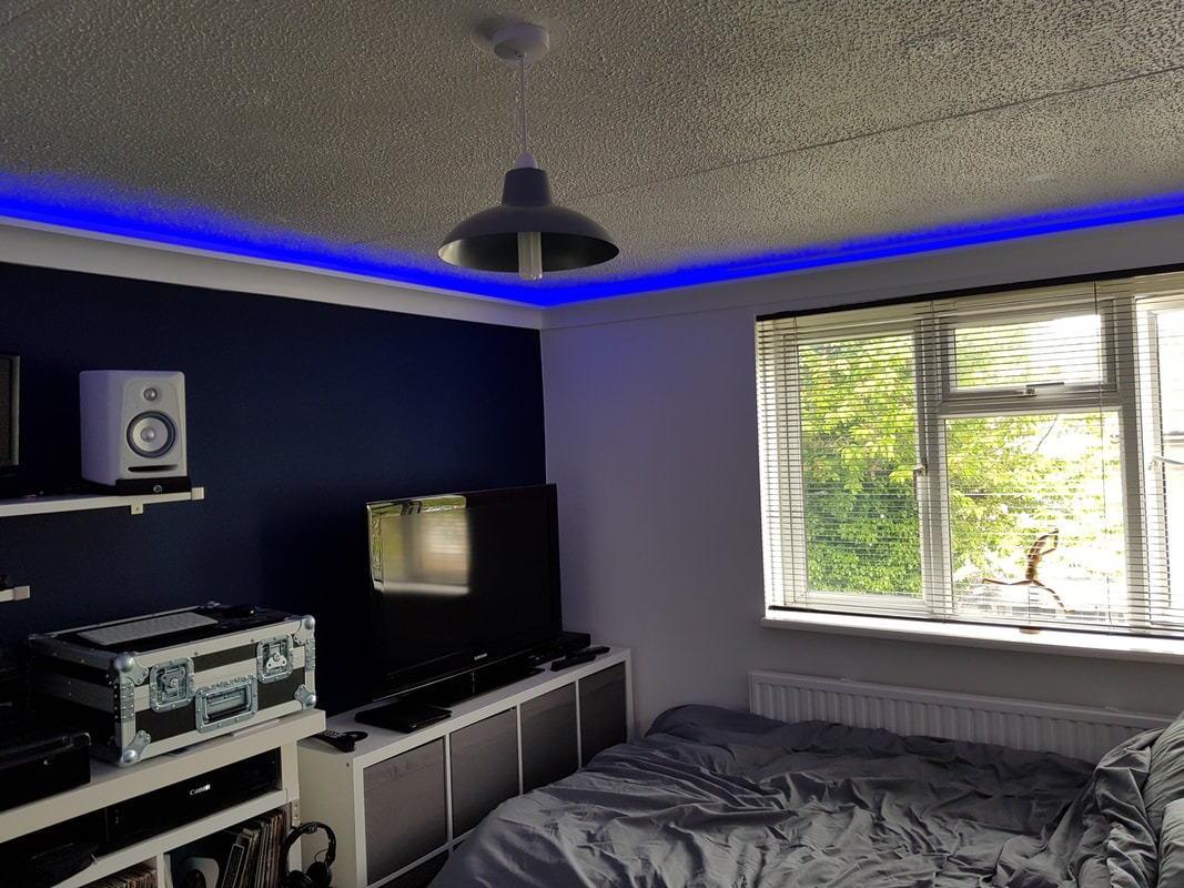 Moldura de unicel con corte LED instalada para luz indirecta