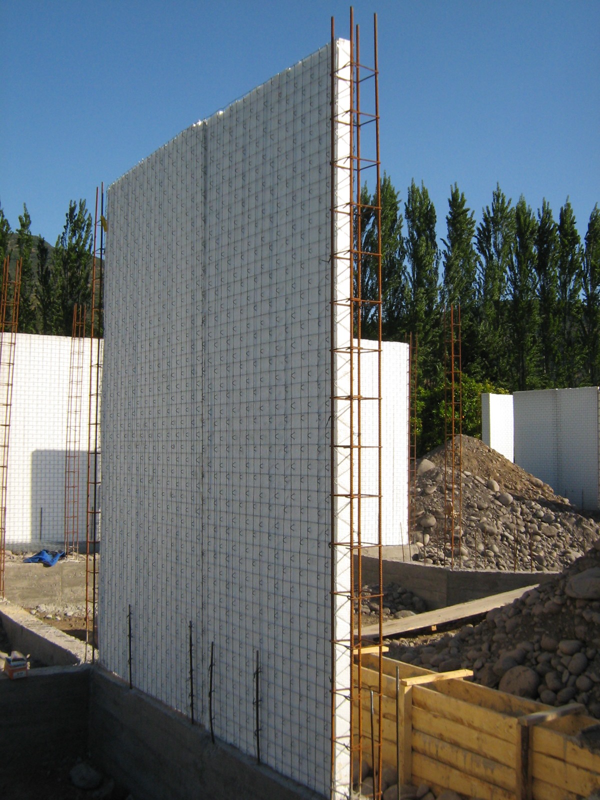 Panel W para instalación en muros y losas con núcleo EPS y malla de acero