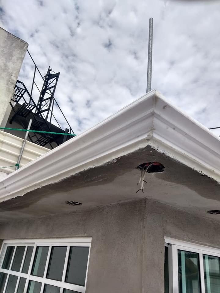 Moldura de unicel pintada con pintura vinílica blanca